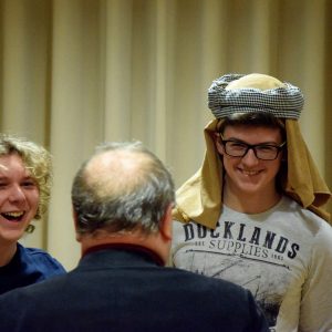 Georg und Johannes unterhalten Herrn Prof. Schaupp
